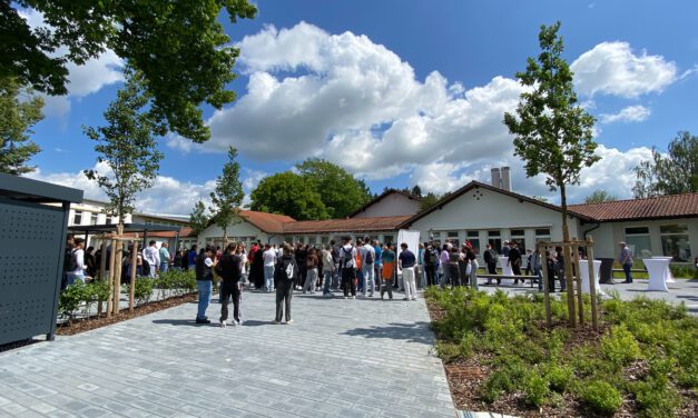 Offizielle Einweihung des neu sanierten Pausenhofs an der Traunreuter Mittelschule