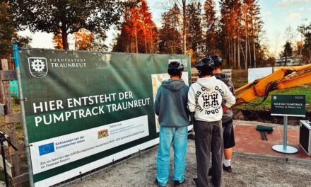 Symbolischer Baggerstich als Startschuss für den Traunreuter Pumptrack